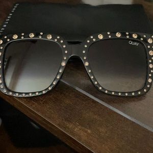Quay Icy Sunglasses - Black and gold